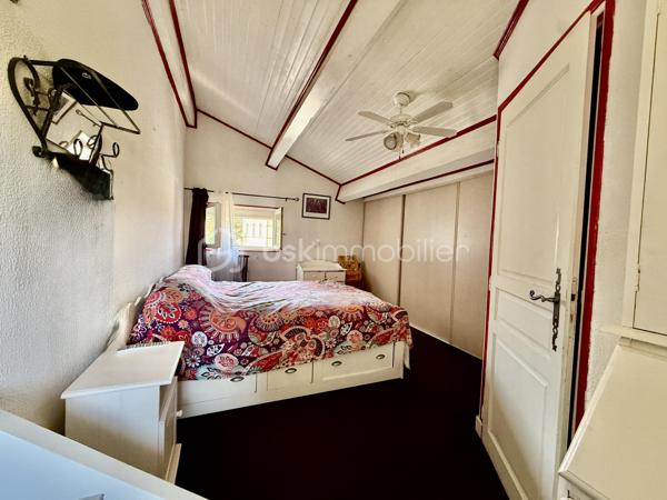 À la recherche d'une maison familiale alliant le charme de l'ancien et le confort d'une rénovation de qualité ? Cette belle demeure des années 1930 développe 178 m² habitables sur un terrain clos et arboré de 1 214 m².

Dès l'entrée, un hall dessert une cuisine indépendante aménagée et équipée, une salle à manger de plus de 23 m² et un magnifique salon de près de 45 m². Avec sa belle hauteur sous plafond, sa luminosité et son poêle à bois, cette pièce de vie offre une atmosphère chaleureuse et conviviale.

Le rez-de-chaussée comprend également une chambre, une salle d'eau, un WC indépendant, une buanderie et une chaufferie, permettant une véritable vie de plain-pied.

À l'étage, vous trouverez deux chambres indépendantes, ainsi qu'un espace parental composé de deux pièces communicantes, dont une chambre avec sa salle d'eau privative. Cette configuration offre de nombreuses possibilités d'aménagement : suite parentale, bureau, dressing ou espace parents/enfant. Une terrasse d'environ 38 m² complète ce niveau.

À l'extérieur, le jardin clos accueille une piscine, un barbecue maçonné, un grand auvent, un atelier, deux abris à bois ainsi que plusieurs places de stationnement. Une cave vient compléter l'ensemble.

Les prestations
Toiture et façades rénovées
Menuiseries PVC double vitrage
Climatisation réversible
Chauffage central au gaz et poêle à bois
Adoucisseur d'eau
Tout-à-l'égout
DPE : C

À proximité des commerces, des écoles et des transports, cette maison bénéficie d'un emplacement pratique.

À noter : la propriété est située à proximité d'un axe routier et d'une voie ferrée. Cet environnement a été pris en compte dans son positionnement tarifaire.

Une maison pleine de charme, offrant de beaux volumes, des prestations de qualité et un cadre de vie idéal pour une famille. Une visite s'impose !