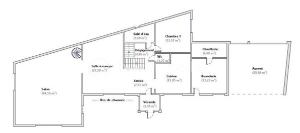 À la recherche d'une maison familiale alliant le charme de l'ancien et le confort d'une rénovation de qualité ? Cette belle demeure des années 1930 développe 178 m² habitables sur un terrain clos et arboré de 1 214 m².

Dès l'entrée, un hall dessert une cuisine indépendante aménagée et équipée, une salle à manger de plus de 23 m² et un magnifique salon de près de 45 m². Avec sa belle hauteur sous plafond, sa luminosité et son poêle à bois, cette pièce de vie offre une atmosphère chaleureuse et conviviale.

Le rez-de-chaussée comprend également une chambre, une salle d'eau, un WC indépendant, une buanderie et une chaufferie, permettant une véritable vie de plain-pied.

À l'étage, vous trouverez deux chambres indépendantes, ainsi qu'un espace parental composé de deux pièces communicantes, dont une chambre avec sa salle d'eau privative. Cette configuration offre de nombreuses possibilités d'aménagement : suite parentale, bureau, dressing ou espace parents/enfant. Une terrasse d'environ 38 m² complète ce niveau.

À l'extérieur, le jardin clos accueille une piscine, un barbecue maçonné, un grand auvent, un atelier, deux abris à bois ainsi que plusieurs places de stationnement. Une cave vient compléter l'ensemble.

Les prestations
Toiture et façades rénovées
Menuiseries PVC double vitrage
Climatisation réversible
Chauffage central au gaz et poêle à bois
Adoucisseur d'eau
Tout-à-l'égout
DPE : C

À proximité des commerces, des écoles et des transports, cette maison bénéficie d'un emplacement pratique.

À noter : la propriété est située à proximité d'un axe routier et d'une voie ferrée. Cet environnement a été pris en compte dans son positionnement tarifaire.

Une maison pleine de charme, offrant de beaux volumes, des prestations de qualité et un cadre de vie idéal pour une famille. Une visite s'impose !