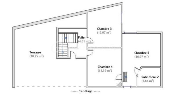 À la recherche d'une maison familiale alliant le charme de l'ancien et le confort d'une rénovation de qualité ? Cette belle demeure des années 1930 développe 178 m² habitables sur un terrain clos et arboré de 1 214 m².

Dès l'entrée, un hall dessert une cuisine indépendante aménagée et équipée, une salle à manger de plus de 23 m² et un magnifique salon de près de 45 m². Avec sa belle hauteur sous plafond, sa luminosité et son poêle à bois, cette pièce de vie offre une atmosphère chaleureuse et conviviale.

Le rez-de-chaussée comprend également une chambre, une salle d'eau, un WC indépendant, une buanderie et une chaufferie, permettant une véritable vie de plain-pied.

À l'étage, vous trouverez deux chambres indépendantes, ainsi qu'un espace parental composé de deux pièces communicantes, dont une chambre avec sa salle d'eau privative. Cette configuration offre de nombreuses possibilités d'aménagement : suite parentale, bureau, dressing ou espace parents/enfant. Une terrasse d'environ 38 m² complète ce niveau.

À l'extérieur, le jardin clos accueille une piscine, un barbecue maçonné, un grand auvent, un atelier, deux abris à bois ainsi que plusieurs places de stationnement. Une cave vient compléter l'ensemble.

Les prestations
Toiture et façades rénovées
Menuiseries PVC double vitrage
Climatisation réversible
Chauffage central au gaz et poêle à bois
Adoucisseur d'eau
Tout-à-l'égout
DPE : C

À proximité des commerces, des écoles et des transports, cette maison bénéficie d'un emplacement pratique.

À noter : la propriété est située à proximité d'un axe routier et d'une voie ferrée. Cet environnement a été pris en compte dans son positionnement tarifaire.

Une maison pleine de charme, offrant de beaux volumes, des prestations de qualité et un cadre de vie idéal pour une famille. Une visite s'impose !