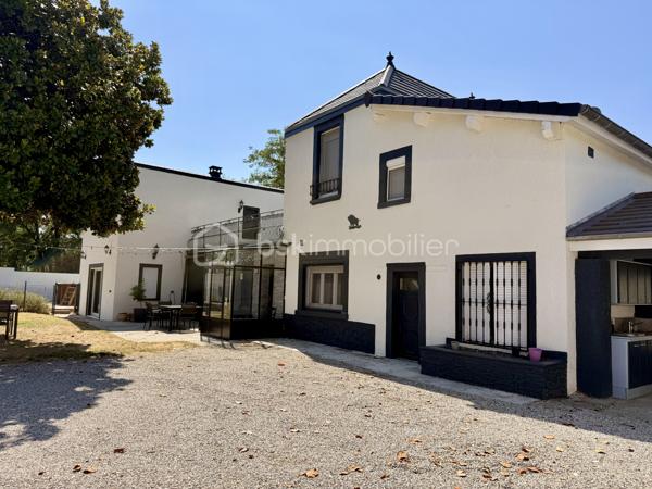 À la recherche d'une maison familiale alliant le charme de l'ancien et le confort d'une rénovation de qualité ? Cette belle demeure des années 1930 développe 178 m² habitables sur un terrain clos et arboré de 1 214 m².

Dès l'entrée, un hall dessert une cuisine indépendante aménagée et équipée, une salle à manger de plus de 23 m² et un magnifique salon de près de 45 m². Avec sa belle hauteur sous plafond, sa luminosité et son poêle à bois, cette pièce de vie offre une atmosphère chaleureuse et conviviale.

Le rez-de-chaussée comprend également une chambre, une salle d'eau, un WC indépendant, une buanderie et une chaufferie, permettant une véritable vie de plain-pied.

À l'étage, vous trouverez deux chambres indépendantes, ainsi qu'un espace parental composé de deux pièces communicantes, dont une chambre avec sa salle d'eau privative. Cette configuration offre de nombreuses possibilités d'aménagement : suite parentale, bureau, dressing ou espace parents/enfant. Une terrasse d'environ 38 m² complète ce niveau.

À l'extérieur, le jardin clos accueille une piscine, un barbecue maçonné, un grand auvent, un atelier, deux abris à bois ainsi que plusieurs places de stationnement. Une cave vient compléter l'ensemble.

Les prestations
Toiture et façades rénovées
Menuiseries PVC double vitrage
Climatisation réversible
Chauffage central au gaz et poêle à bois
Adoucisseur d'eau
Tout-à-l'égout
DPE : C

À proximité des commerces, des écoles et des transports, cette maison bénéficie d'un emplacement pratique.

À noter : la propriété est située à proximité d'un axe routier et d'une voie ferrée. Cet environnement a été pris en compte dans son positionnement tarifaire.

Une maison pleine de charme, offrant de beaux volumes, des prestations de qualité et un cadre de vie idéal pour une famille. Une visite s'impose !