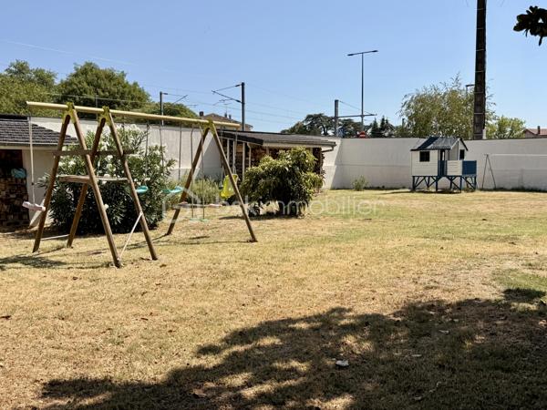 À la recherche d'une maison familiale alliant le charme de l'ancien et le confort d'une rénovation de qualité ? Cette belle demeure des années 1930 développe 178 m² habitables sur un terrain clos et arboré de 1 214 m².

Dès l'entrée, un hall dessert une cuisine indépendante aménagée et équipée, une salle à manger de plus de 23 m² et un magnifique salon de près de 45 m². Avec sa belle hauteur sous plafond, sa luminosité et son poêle à bois, cette pièce de vie offre une atmosphère chaleureuse et conviviale.

Le rez-de-chaussée comprend également une chambre, une salle d'eau, un WC indépendant, une buanderie et une chaufferie, permettant une véritable vie de plain-pied.

À l'étage, vous trouverez deux chambres indépendantes, ainsi qu'un espace parental composé de deux pièces communicantes, dont une chambre avec sa salle d'eau privative. Cette configuration offre de nombreuses possibilités d'aménagement : suite parentale, bureau, dressing ou espace parents/enfant. Une terrasse d'environ 38 m² complète ce niveau.

À l'extérieur, le jardin clos accueille une piscine, un barbecue maçonné, un grand auvent, un atelier, deux abris à bois ainsi que plusieurs places de stationnement. Une cave vient compléter l'ensemble.

Les prestations
Toiture et façades rénovées
Menuiseries PVC double vitrage
Climatisation réversible
Chauffage central au gaz et poêle à bois
Adoucisseur d'eau
Tout-à-l'égout
DPE : C

À proximité des commerces, des écoles et des transports, cette maison bénéficie d'un emplacement pratique.

À noter : la propriété est située à proximité d'un axe routier et d'une voie ferrée. Cet environnement a été pris en compte dans son positionnement tarifaire.

Une maison pleine de charme, offrant de beaux volumes, des prestations de qualité et un cadre de vie idéal pour une famille. Une visite s'impose !