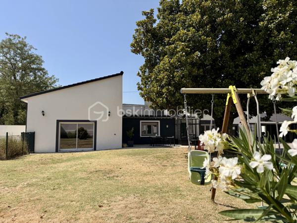 À la recherche d'une maison familiale alliant le charme de l'ancien et le confort d'une rénovation de qualité ? Cette belle demeure des années 1930 développe 178 m² habitables sur un terrain clos et arboré de 1 214 m².

Dès l'entrée, un hall dessert une cuisine indépendante aménagée et équipée, une salle à manger de plus de 23 m² et un magnifique salon de près de 45 m². Avec sa belle hauteur sous plafond, sa luminosité et son poêle à bois, cette pièce de vie offre une atmosphère chaleureuse et conviviale.

Le rez-de-chaussée comprend également une chambre, une salle d'eau, un WC indépendant, une buanderie et une chaufferie, permettant une véritable vie de plain-pied.

À l'étage, vous trouverez deux chambres indépendantes, ainsi qu'un espace parental composé de deux pièces communicantes, dont une chambre avec sa salle d'eau privative. Cette configuration offre de nombreuses possibilités d'aménagement : suite parentale, bureau, dressing ou espace parents/enfant. Une terrasse d'environ 38 m² complète ce niveau.

À l'extérieur, le jardin clos accueille une piscine, un barbecue maçonné, un grand auvent, un atelier, deux abris à bois ainsi que plusieurs places de stationnement. Une cave vient compléter l'ensemble.

Les prestations
Toiture et façades rénovées
Menuiseries PVC double vitrage
Climatisation réversible
Chauffage central au gaz et poêle à bois
Adoucisseur d'eau
Tout-à-l'égout
DPE : C

À proximité des commerces, des écoles et des transports, cette maison bénéficie d'un emplacement pratique.

À noter : la propriété est située à proximité d'un axe routier et d'une voie ferrée. Cet environnement a été pris en compte dans son positionnement tarifaire.

Une maison pleine de charme, offrant de beaux volumes, des prestations de qualité et un cadre de vie idéal pour une famille. Une visite s'impose !