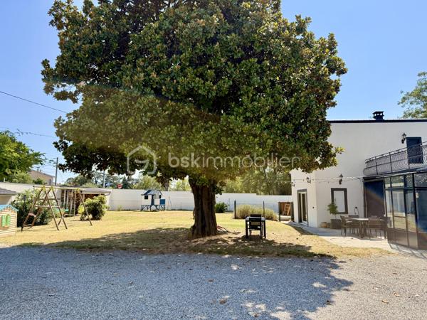 À la recherche d'une maison familiale alliant le charme de l'ancien et le confort d'une rénovation de qualité ? Cette belle demeure des années 1930 développe 178 m² habitables sur un terrain clos et arboré de 1 214 m².

Dès l'entrée, un hall dessert une cuisine indépendante aménagée et équipée, une salle à manger de plus de 23 m² et un magnifique salon de près de 45 m². Avec sa belle hauteur sous plafond, sa luminosité et son poêle à bois, cette pièce de vie offre une atmosphère chaleureuse et conviviale.

Le rez-de-chaussée comprend également une chambre, une salle d'eau, un WC indépendant, une buanderie et une chaufferie, permettant une véritable vie de plain-pied.

À l'étage, vous trouverez deux chambres indépendantes, ainsi qu'un espace parental composé de deux pièces communicantes, dont une chambre avec sa salle d'eau privative. Cette configuration offre de nombreuses possibilités d'aménagement : suite parentale, bureau, dressing ou espace parents/enfant. Une terrasse d'environ 38 m² complète ce niveau.

À l'extérieur, le jardin clos accueille une piscine, un barbecue maçonné, un grand auvent, un atelier, deux abris à bois ainsi que plusieurs places de stationnement. Une cave vient compléter l'ensemble.

Les prestations
Toiture et façades rénovées
Menuiseries PVC double vitrage
Climatisation réversible
Chauffage central au gaz et poêle à bois
Adoucisseur d'eau
Tout-à-l'égout
DPE : C

À proximité des commerces, des écoles et des transports, cette maison bénéficie d'un emplacement pratique.

À noter : la propriété est située à proximité d'un axe routier et d'une voie ferrée. Cet environnement a été pris en compte dans son positionnement tarifaire.

Une maison pleine de charme, offrant de beaux volumes, des prestations de qualité et un cadre de vie idéal pour une famille. Une visite s'impose !