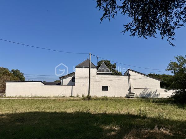 À la recherche d'une maison familiale alliant le charme de l'ancien et le confort d'une rénovation de qualité ? Cette belle demeure des années 1930 développe 178 m² habitables sur un terrain clos et arboré de 1 214 m².

Dès l'entrée, un hall dessert une cuisine indépendante aménagée et équipée, une salle à manger de plus de 23 m² et un magnifique salon de près de 45 m². Avec sa belle hauteur sous plafond, sa luminosité et son poêle à bois, cette pièce de vie offre une atmosphère chaleureuse et conviviale.

Le rez-de-chaussée comprend également une chambre, une salle d'eau, un WC indépendant, une buanderie et une chaufferie, permettant une véritable vie de plain-pied.

À l'étage, vous trouverez deux chambres indépendantes, ainsi qu'un espace parental composé de deux pièces communicantes, dont une chambre avec sa salle d'eau privative. Cette configuration offre de nombreuses possibilités d'aménagement : suite parentale, bureau, dressing ou espace parents/enfant. Une terrasse d'environ 38 m² complète ce niveau.

À l'extérieur, le jardin clos accueille une piscine, un barbecue maçonné, un grand auvent, un atelier, deux abris à bois ainsi que plusieurs places de stationnement. Une cave vient compléter l'ensemble.

Les prestations
Toiture et façades rénovées
Menuiseries PVC double vitrage
Climatisation réversible
Chauffage central au gaz et poêle à bois
Adoucisseur d'eau
Tout-à-l'égout
DPE : C

À proximité des commerces, des écoles et des transports, cette maison bénéficie d'un emplacement pratique.

À noter : la propriété est située à proximité d'un axe routier et d'une voie ferrée. Cet environnement a été pris en compte dans son positionnement tarifaire.

Une maison pleine de charme, offrant de beaux volumes, des prestations de qualité et un cadre de vie idéal pour une famille. Une visite s'impose !