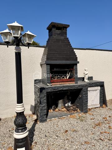 À la recherche d'une maison familiale alliant le charme de l'ancien et le confort d'une rénovation de qualité ? Cette belle demeure des années 1930 développe 178 m² habitables sur un terrain clos et arboré de 1 214 m².

Dès l'entrée, un hall dessert une cuisine indépendante aménagée et équipée, une salle à manger de plus de 23 m² et un magnifique salon de près de 45 m². Avec sa belle hauteur sous plafond, sa luminosité et son poêle à bois, cette pièce de vie offre une atmosphère chaleureuse et conviviale.

Le rez-de-chaussée comprend également une chambre, une salle d'eau, un WC indépendant, une buanderie et une chaufferie, permettant une véritable vie de plain-pied.

À l'étage, vous trouverez deux chambres indépendantes, ainsi qu'un espace parental composé de deux pièces communicantes, dont une chambre avec sa salle d'eau privative. Cette configuration offre de nombreuses possibilités d'aménagement : suite parentale, bureau, dressing ou espace parents/enfant. Une terrasse d'environ 38 m² complète ce niveau.

À l'extérieur, le jardin clos accueille une piscine, un barbecue maçonné, un grand auvent, un atelier, deux abris à bois ainsi que plusieurs places de stationnement. Une cave vient compléter l'ensemble.

Les prestations
Toiture et façades rénovées
Menuiseries PVC double vitrage
Climatisation réversible
Chauffage central au gaz et poêle à bois
Adoucisseur d'eau
Tout-à-l'égout
DPE : C

À proximité des commerces, des écoles et des transports, cette maison bénéficie d'un emplacement pratique.

À noter : la propriété est située à proximité d'un axe routier et d'une voie ferrée. Cet environnement a été pris en compte dans son positionnement tarifaire.

Une maison pleine de charme, offrant de beaux volumes, des prestations de qualité et un cadre de vie idéal pour une famille. Une visite s'impose !