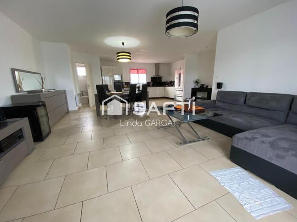 Charmante maison individuelle de 2004, lumineuse et fonctionnelle, offrant tout le confort d’une construction récente.