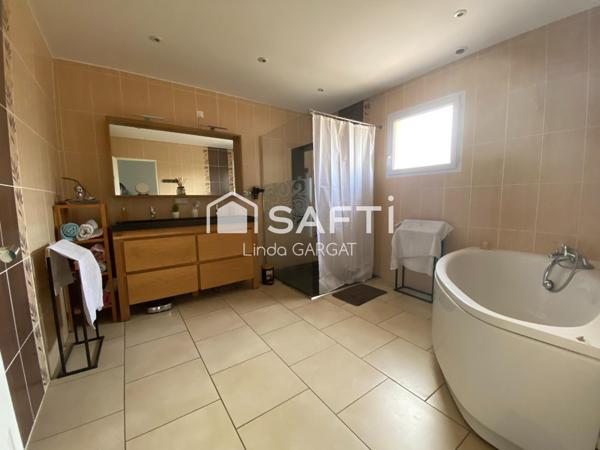 Charmante maison individuelle de 2004, lumineuse et fonctionnelle, offrant tout le confort d’une construction récente.