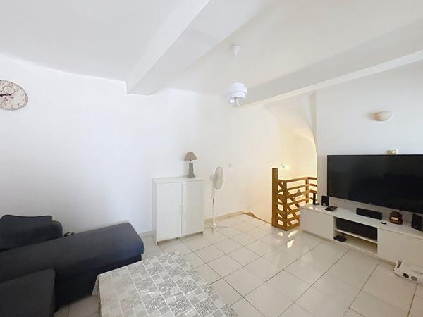 Appartement une chambre sur Saint-Maximin avec garage de 22 m² à deux pas des commerces.