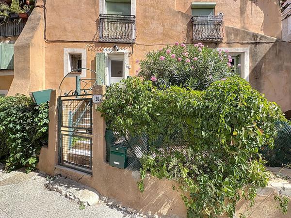 Appartement une chambre sur Saint-Maximin avec garage de 22 m² à deux pas des commerces.