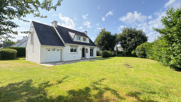 Maison régionale de quatre chambres avec un jardin d'environ 880 m²