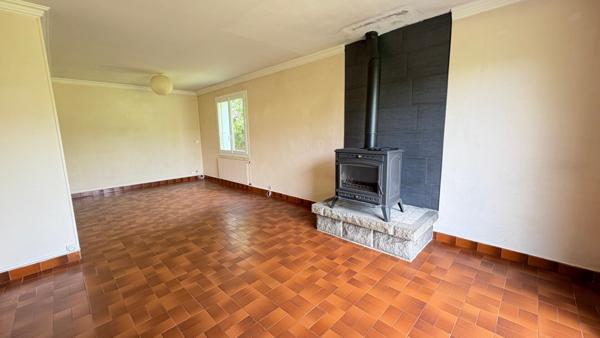 Maison régionale de quatre chambres avec un jardin d'environ 880 m²