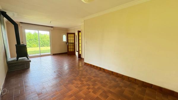 Maison régionale de quatre chambres avec un jardin d'environ 880 m²