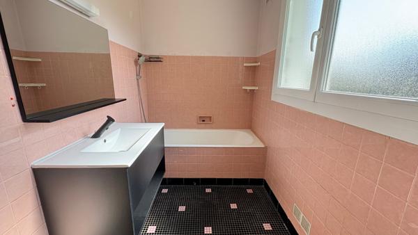 Maison régionale de quatre chambres avec un jardin d'environ 880 m²