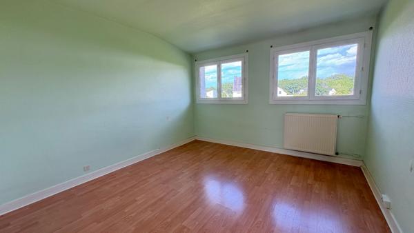 Maison régionale de quatre chambres avec un jardin d'environ 880 m²