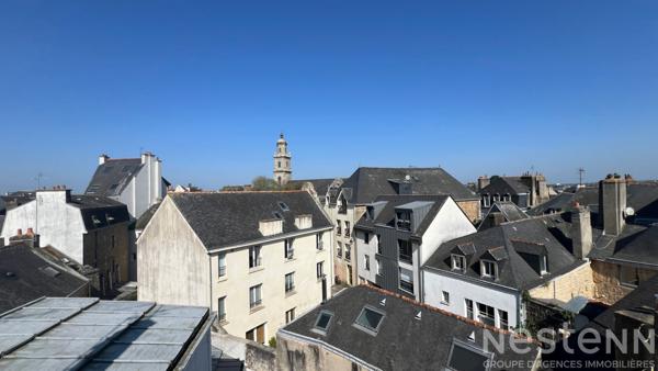 Appartement duplex de deux chambres, lumineux avec commerces à pieds