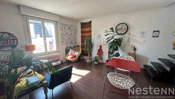 Appartement duplex de deux chambres, lumineux avec commerces à pieds