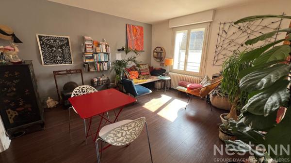 Appartement duplex de deux chambres, lumineux avec commerces à pieds