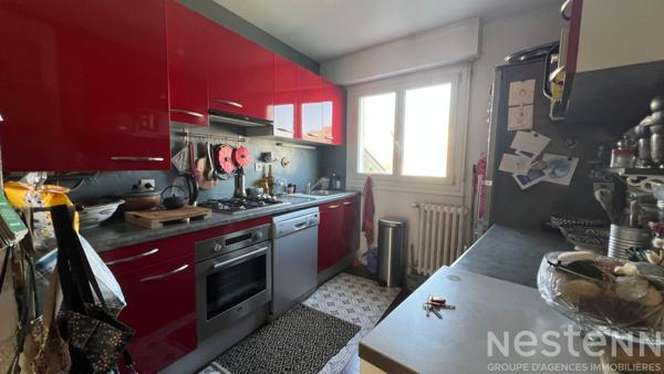 Appartement duplex de deux chambres, lumineux avec commerces à pieds