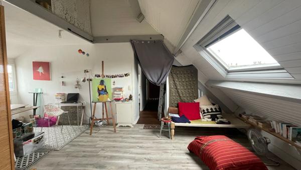 Appartement duplex de deux chambres, lumineux avec commerces à pieds