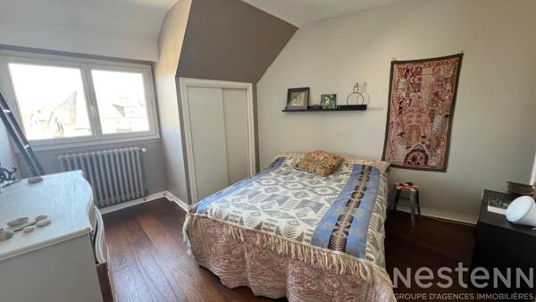 Appartement duplex de deux chambres, lumineux avec commerces à pieds