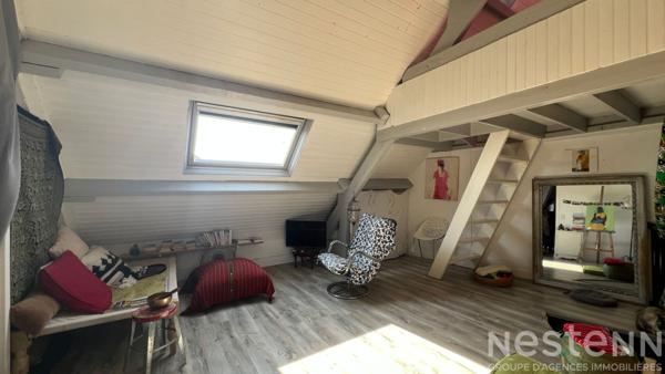 Appartement duplex de deux chambres, lumineux avec commerces à pieds