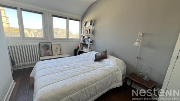 Appartement duplex de deux chambres, lumineux avec commerces à pieds