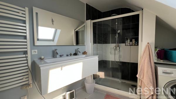 Appartement duplex de deux chambres, lumineux avec commerces à pieds