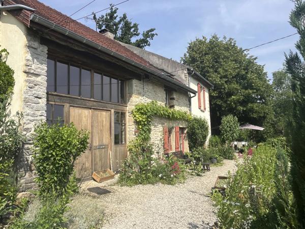 Semur-en-Auxois 20min:maison de caractère 200m²+gîte 42m²,9 pièces,5 chambres,terrain 6000m²,dépendances.Prix: 325 000€.
