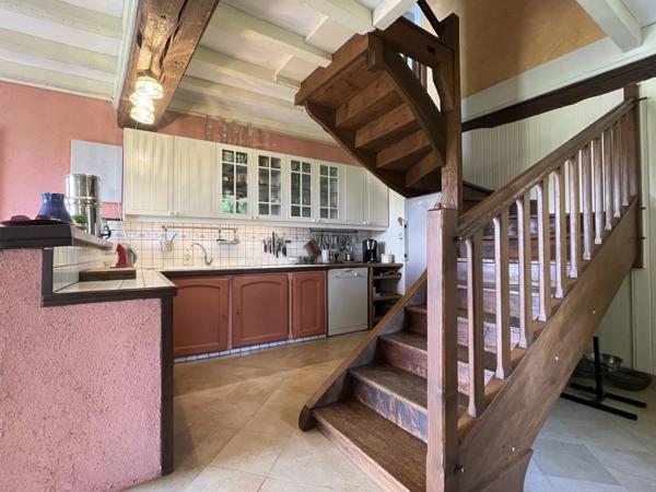 Semur-en-Auxois 20min:maison de caractère 200m²+gîte 42m²,9 pièces,5 chambres,terrain 6000m²,dépendances.Prix: 325 000€.