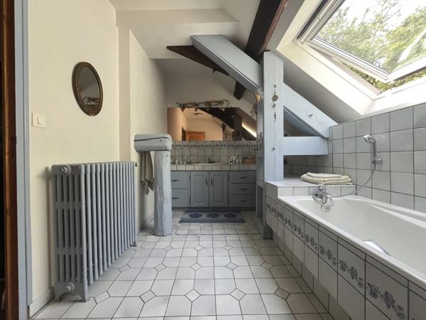 Semur-en-Auxois 20min:maison de caractère 200m²+gîte 42m²,9 pièces,5 chambres,terrain 6000m²,dépendances.Prix: 325 000€.