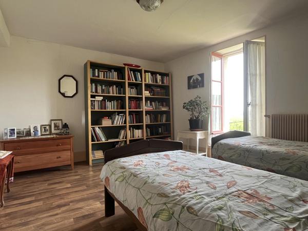 Semur-en-Auxois 20min:maison de caractère 200m²+gîte 42m²,9 pièces,5 chambres,terrain 6000m²,dépendances.Prix: 325 000€.