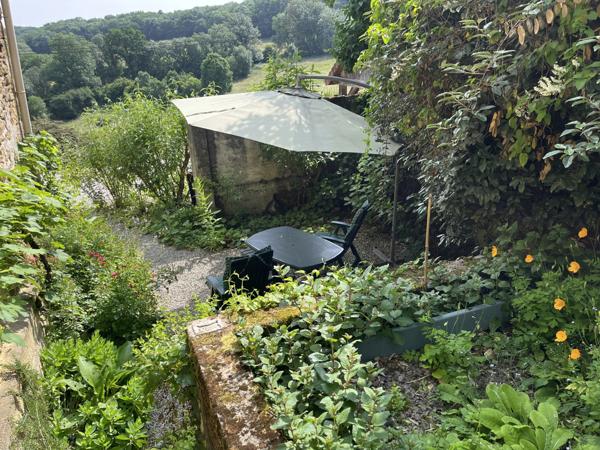 Semur-en-Auxois 20min:maison de caractère 200m²+gîte 42m²,9 pièces,5 chambres,terrain 6000m²,dépendances.Prix: 325 000€.
