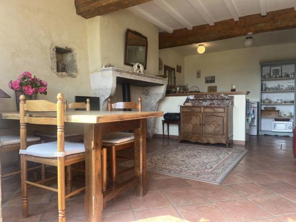 Semur-en-Auxois 20min:maison de caractère 200m²+gîte 42m²,9 pièces,5 chambres,terrain 6000m²,dépendances.Prix: 325 000€.