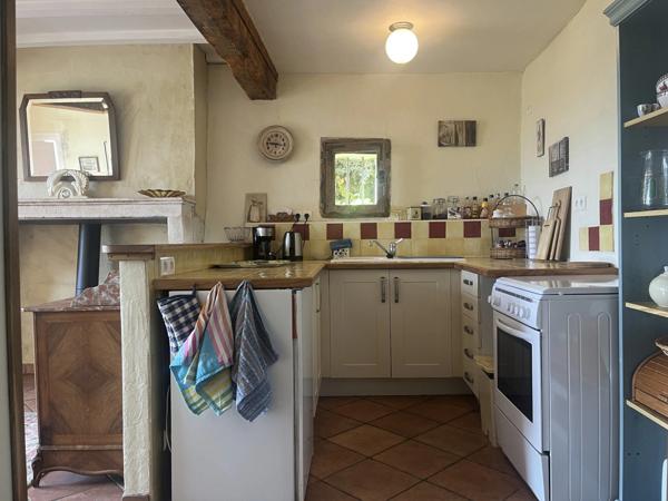 Semur-en-Auxois 20min:maison de caractère 200m²+gîte 42m²,9 pièces,5 chambres,terrain 6000m²,dépendances.Prix: 325 000€.