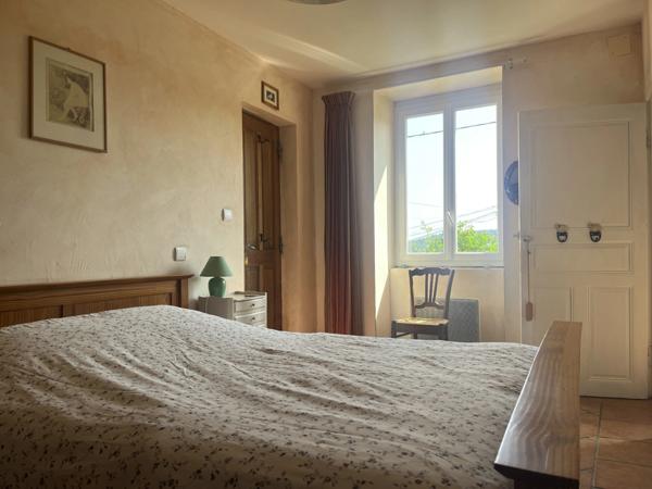 Semur-en-Auxois 20min:maison de caractère 200m²+gîte 42m²,9 pièces,5 chambres,terrain 6000m²,dépendances.Prix: 325 000€.