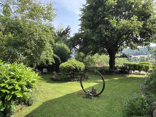 Semur-en-Auxois 20min:maison de caractère 200m²+gîte 42m²,9 pièces,5 chambres,terrain 6000m²,dépendances.Prix: 325 000€.