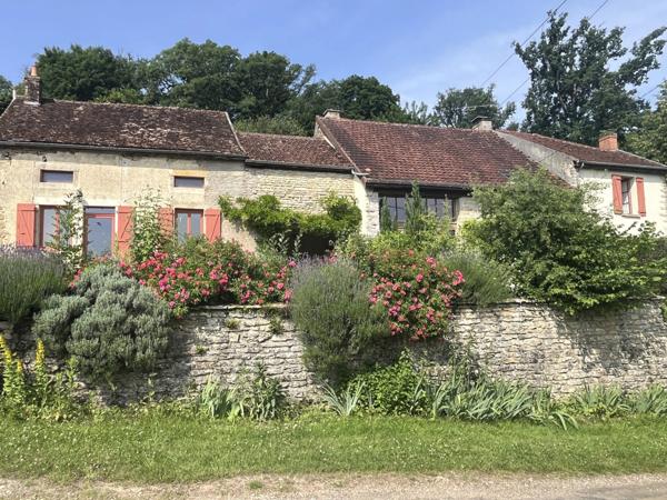 Semur-en-Auxois 20min:maison de caractère 200m²+gîte 42m²,9 pièces,5 chambres,terrain 6000m²,dépendances.Prix: 325 000€.