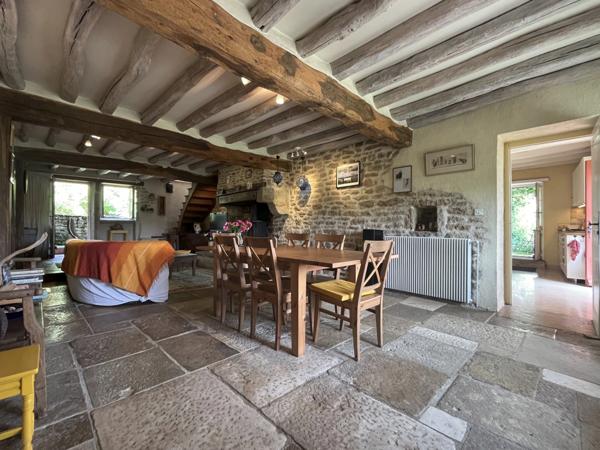 Semur-en-Auxois 20min:maison de caractère 200m²+gîte 42m²,9 pièces,5 chambres,terrain 6000m²,dépendances.Prix: 325 000€.