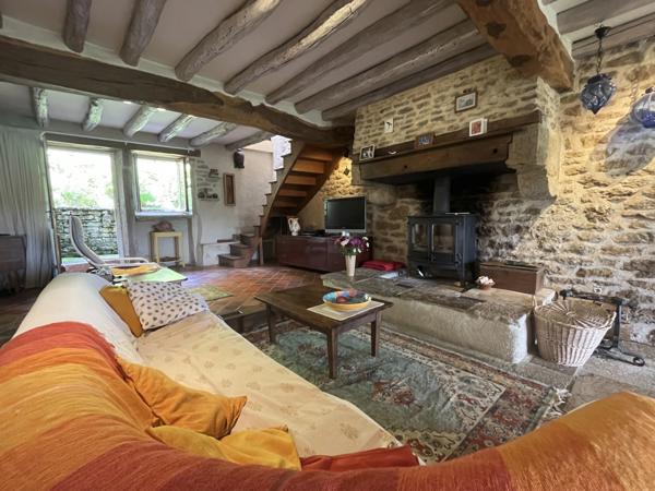 Semur-en-Auxois 20min:maison de caractère 200m²+gîte 42m²,9 pièces,5 chambres,terrain 6000m²,dépendances.Prix: 325 000€.