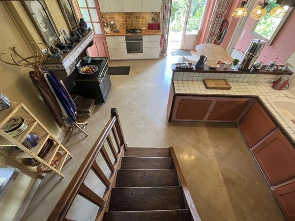 Semur-en-Auxois 20min:maison de caractère 200m²+gîte 42m²,9 pièces,5 chambres,terrain 6000m²,dépendances.Prix: 325 000€.