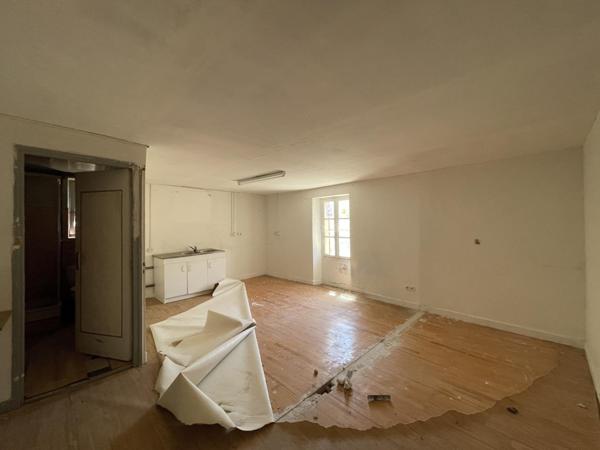A vendre - Immeuble de rapport proche Dieulefit comprenant 5 appartements et un local commercial