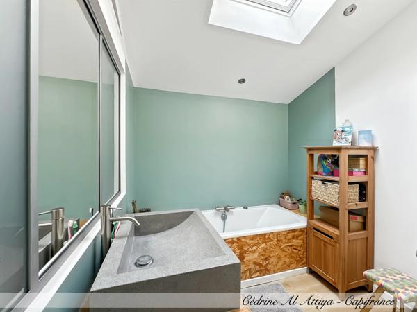 Maison à vendre à La Rochelle, 135 m² de plain-pied, avec jardin, garage et cave.