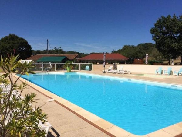 Village de vacances 15 pavillons avec bar et piscine