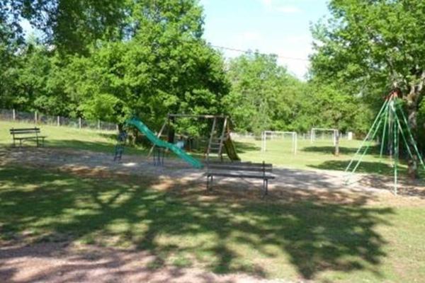 Village de vacances 15 pavillons avec bar et piscine