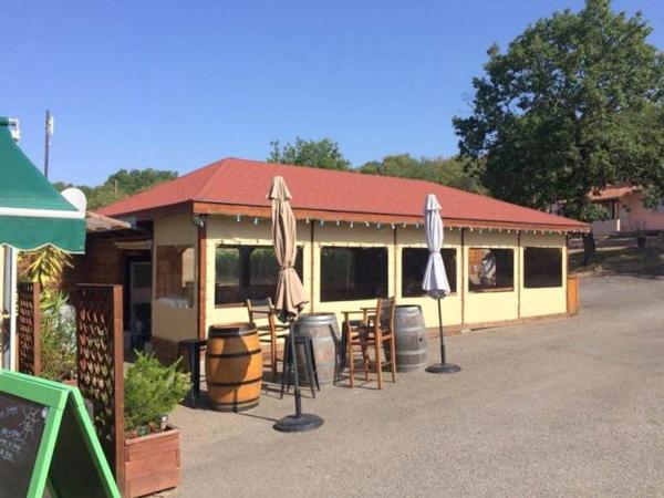 Village de vacances 15 pavillons avec bar et piscine
