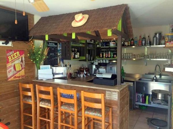 Village de vacances 15 pavillons avec bar et piscine