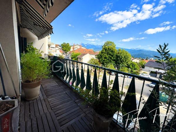 Coup de cœur assuré pour cet appartement lumineux situé au 2ème étage (sans ascenseur), bénéficiant d'une belle vue dégagée et d'une exposition sud-est idéale.

Il se compose de :
- Un vaste séjour de 25,89 m², ouvert sur un balcon de 9,77 m² (possédant deux stores bannes) 
- Une cuisine équipée de 13,75 m², avec son propre balcon
- Deux chambres spacieuses
- Une salle d'eau et des toilettes séparées

En complément, une grande cave de 5,91 m² vient compléter ce bien.

Autre atout non négligeable : l'appartement est équipé d'une pompe à chaleur, gage d'une faible consommation énergétique et d'un excellent confort toute l'année.

Idéalement situé, proche de toutes les commodités (commerces, écoles, transports).