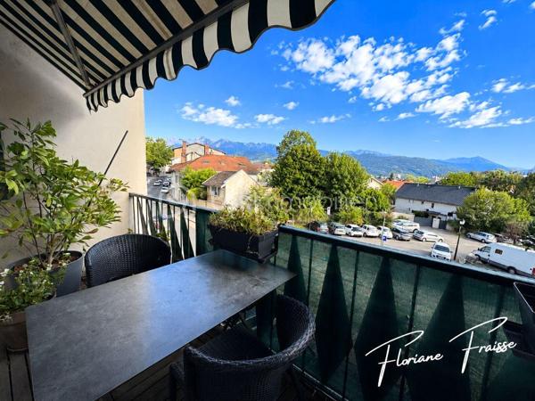 Coup de cœur assuré pour cet appartement lumineux situé au 2ème étage (sans ascenseur), bénéficiant d'une belle vue dégagée et d'une exposition sud-est idéale.

Il se compose de :
- Un vaste séjour de 25,89 m², ouvert sur un balcon de 9,77 m² (possédant deux stores bannes) 
- Une cuisine équipée de 13,75 m², avec son propre balcon
- Deux chambres spacieuses
- Une salle d'eau et des toilettes séparées

En complément, une grande cave de 5,91 m² vient compléter ce bien.

Autre atout non négligeable : l'appartement est équipé d'une pompe à chaleur, gage d'une faible consommation énergétique et d'un excellent confort toute l'année.

Idéalement situé, proche de toutes les commodités (commerces, écoles, transports).