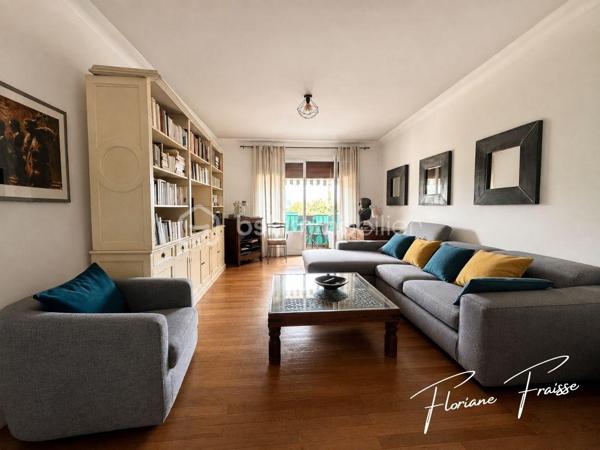 Coup de cœur assuré pour cet appartement lumineux situé au 2ème étage (sans ascenseur), bénéficiant d'une belle vue dégagée et d'une exposition sud-est idéale.

Il se compose de :
- Un vaste séjour de 25,89 m², ouvert sur un balcon de 9,77 m² (possédant deux stores bannes) 
- Une cuisine équipée de 13,75 m², avec son propre balcon
- Deux chambres spacieuses
- Une salle d'eau et des toilettes séparées

En complément, une grande cave de 5,91 m² vient compléter ce bien.

Autre atout non négligeable : l'appartement est équipé d'une pompe à chaleur, gage d'une faible consommation énergétique et d'un excellent confort toute l'année.

Idéalement situé, proche de toutes les commodités (commerces, écoles, transports).