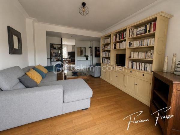 Coup de cœur assuré pour cet appartement lumineux situé au 2ème étage (sans ascenseur), bénéficiant d'une belle vue dégagée et d'une exposition sud-est idéale.

Il se compose de :
- Un vaste séjour de 25,89 m², ouvert sur un balcon de 9,77 m² (possédant deux stores bannes) 
- Une cuisine équipée de 13,75 m², avec son propre balcon
- Deux chambres spacieuses
- Une salle d'eau et des toilettes séparées

En complément, une grande cave de 5,91 m² vient compléter ce bien.

Autre atout non négligeable : l'appartement est équipé d'une pompe à chaleur, gage d'une faible consommation énergétique et d'un excellent confort toute l'année.

Idéalement situé, proche de toutes les commodités (commerces, écoles, transports).